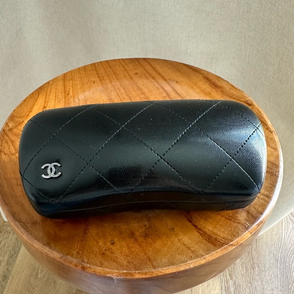 NWT Chanel Black Pilote Sunglasses with Bows on sides case and box included - Picture 10 of 17